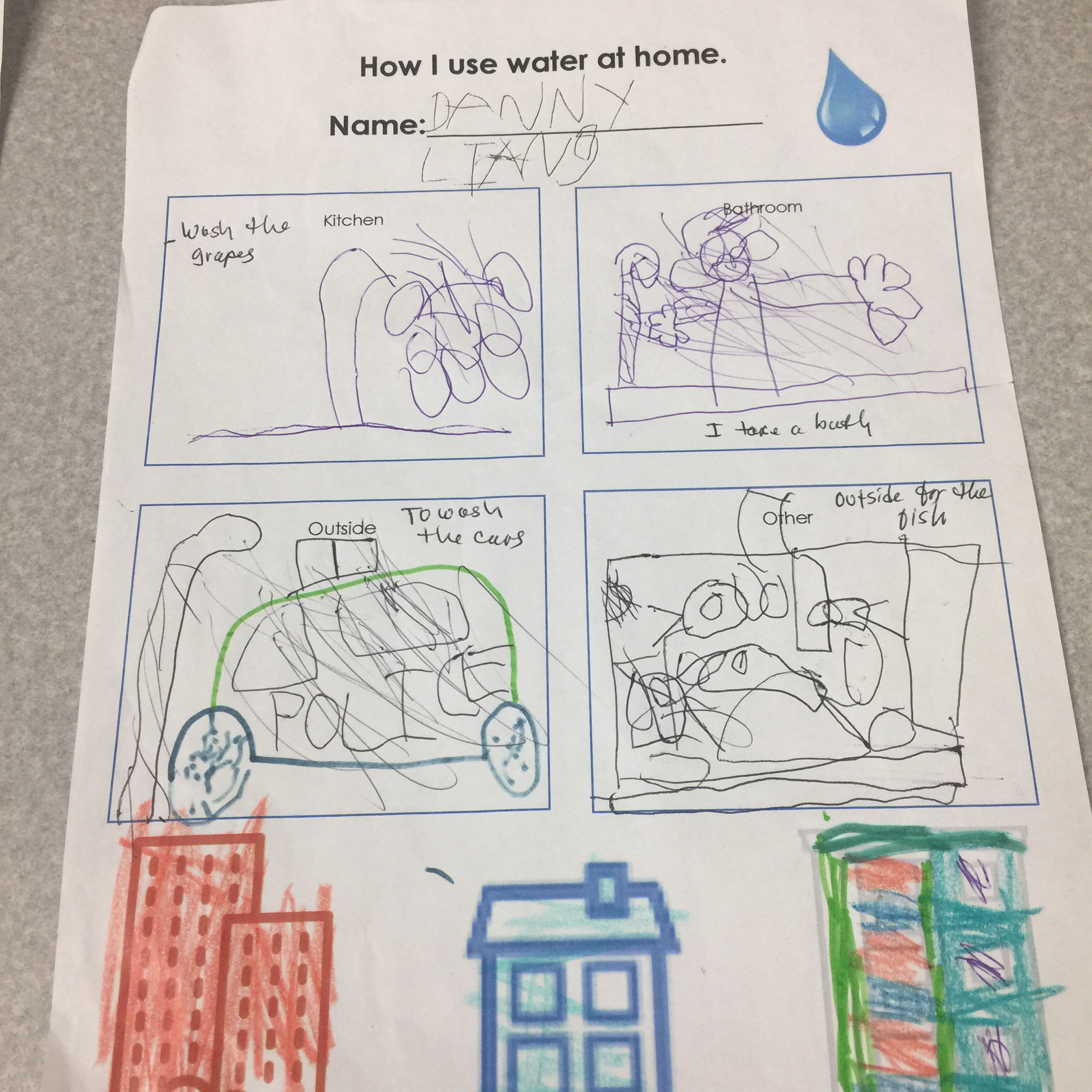 露西班上的孩子们画并比较他们的房子。