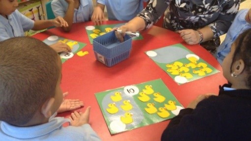 儿童使用教具建构和解构数字10。