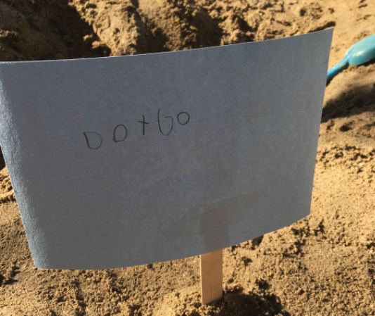 沙滩上孩子手写的“不要去”的标语
