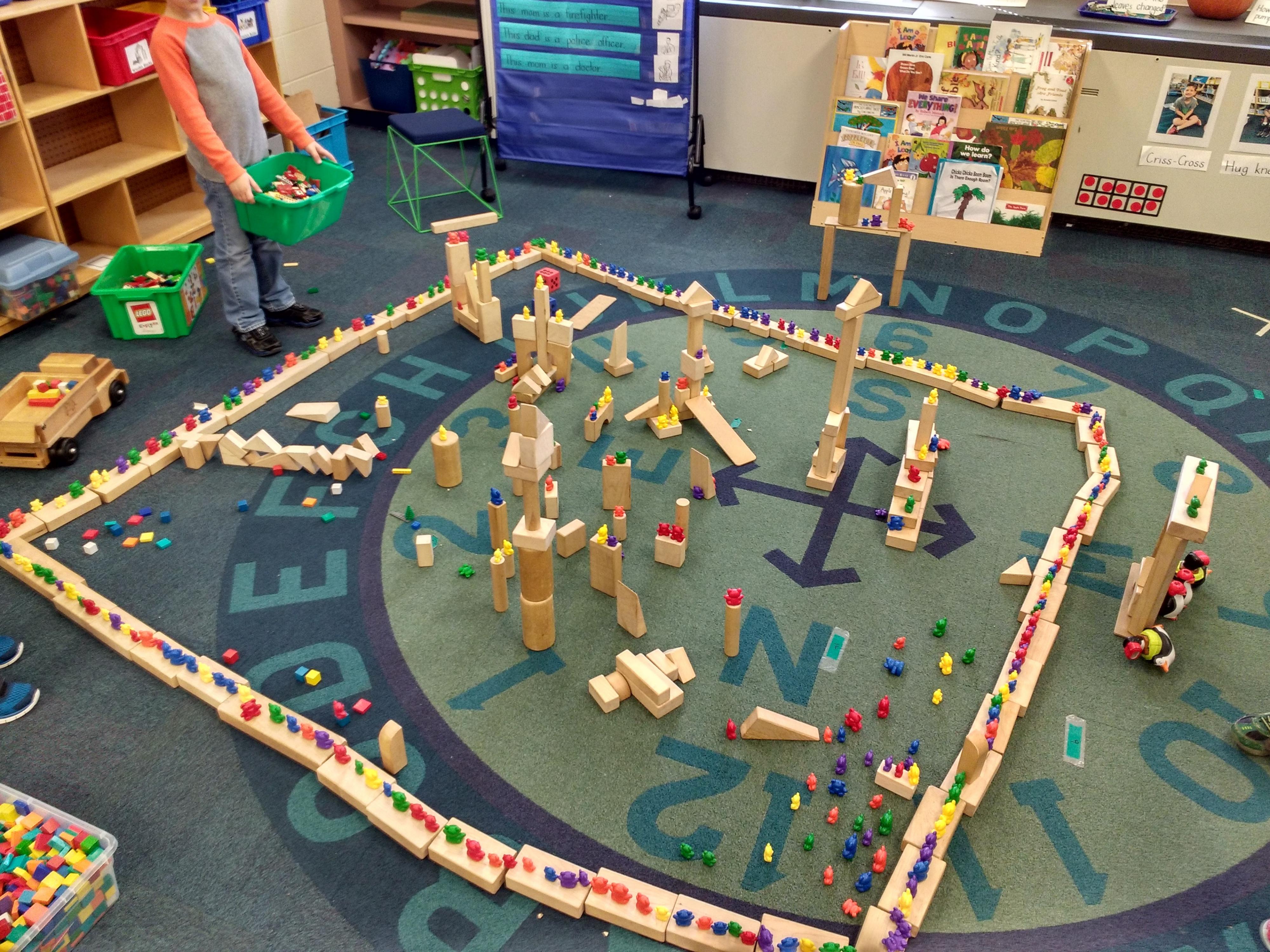 孩子们从各种各样的中心拉物品来创造这个精致的结构。