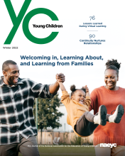 《Young Children》杂志2022年冬刊的封面，描绘了一个幸福的家庭。