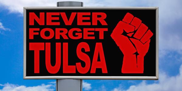 塔尔萨的牌子上写着“永远不会忘记”