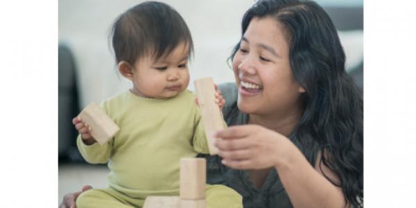 婴儿和母亲玩积木