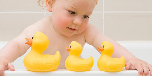 小孩在浴缸里玩橡皮鸭。