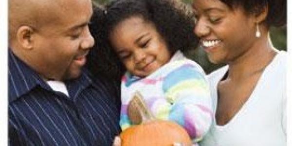 爸爸，妈妈和女儿抱着一个南瓜