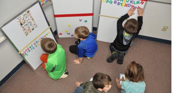 五个幼儿园男孩在教室里玩学习工具gydF4y2Ba