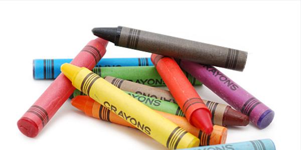 彩色蜡笔堆成一堆