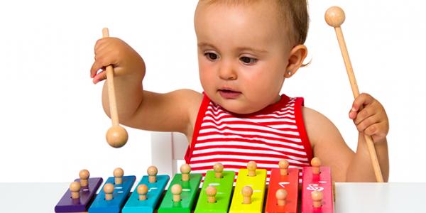 玩玩具木琴的婴儿。