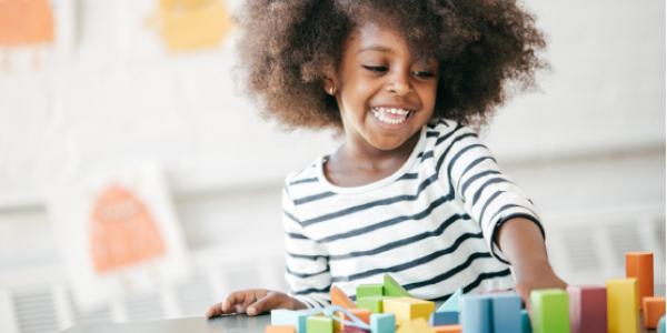 一个快乐的孩子在玩积木。