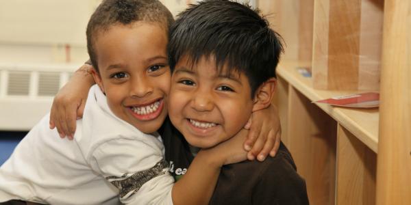 两个小男孩在教室里拥抱