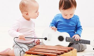 两个小孩在探索和玩乐器