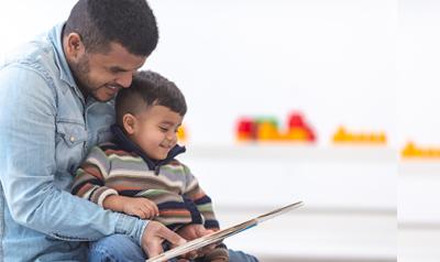 一个年轻的孩子和家长读一本书
