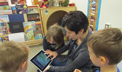 老师给孩子们展示iPad