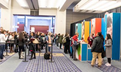 与会者聚集在华盛顿特区注册2018年NAEYC年会。