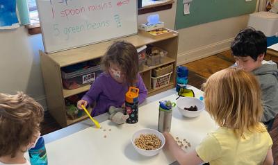 孩子们在桌子上用食物学数学