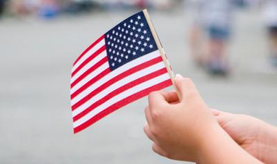 用美国国旗庆祝7月4日