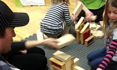 孩子们在教室里玩积木。