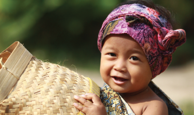 印度尼西亚的小孩带着篮子和彩色头巾