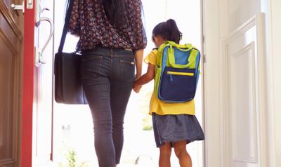 妈妈和女儿手牵着手走进学校