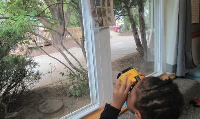 孩子用望远镜看窗外