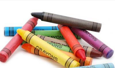 彩色蜡笔堆成一堆