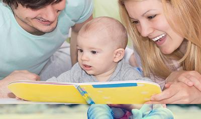 父母给婴儿读书