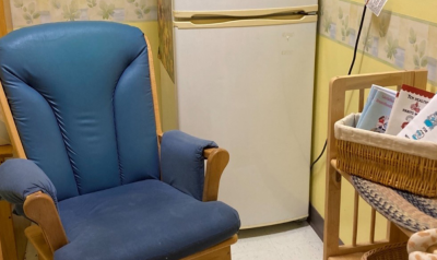 一看里面一个房间配备一个母乳喂养的椅子上。