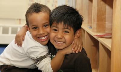 两个小男孩在教室里拥抱