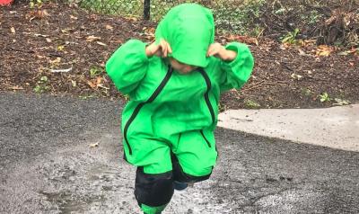 在雨中玩耍的孩子