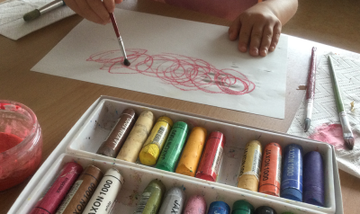一个孩子在用美术用品和颜料