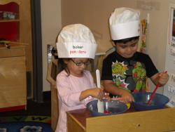 孩子们在教室里玩烘焙游戏