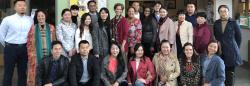 联合培训师Nili Luo博士和Lea Ann Christenson博士与来自中国的教师、董事和投资者