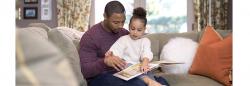 小女孩和她爸爸一起看书