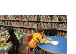 孩子们在图书馆的游戏中心玩耍