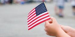 一个孩子的手拿着美国国旗
