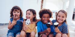一群不同的孩子正在吃冰淇淋