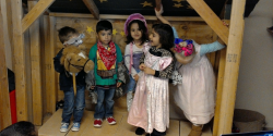 一群年幼的孩子为他们的舞台剧精心打扮。
