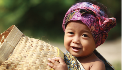 印度尼西亚的小孩带着篮子和彩色头巾