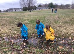 孩子们在泥泞的田野里涉水