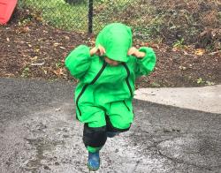 一个孩子在雨中玩耍